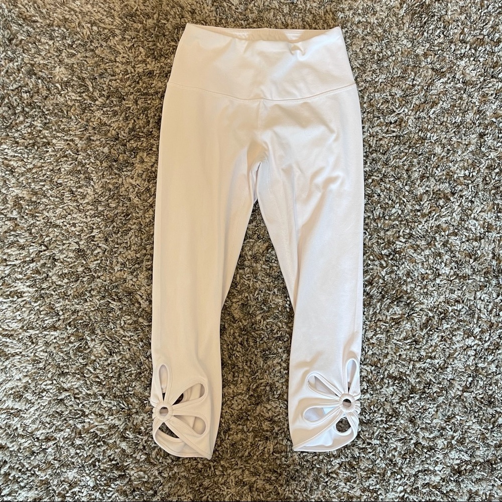 White cropped leggings